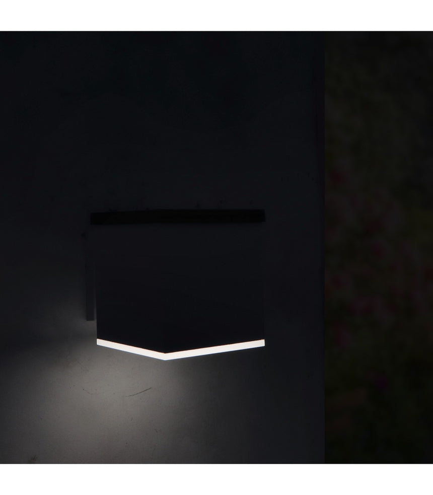 Aplique solar LEDME Jano LM6439 instalado en pared, vista encendida de noche