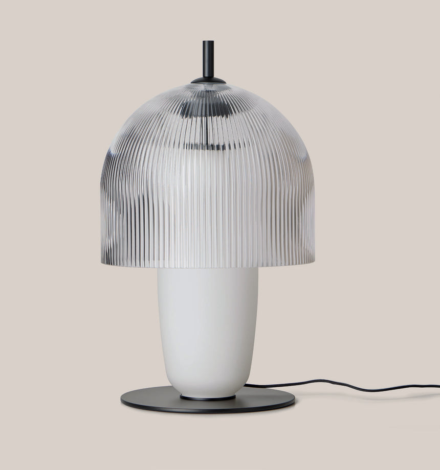 Lámpara de sobremesa Aromas Holm S1321 con cristal transparente estriado, cuerpo opal y metal negro