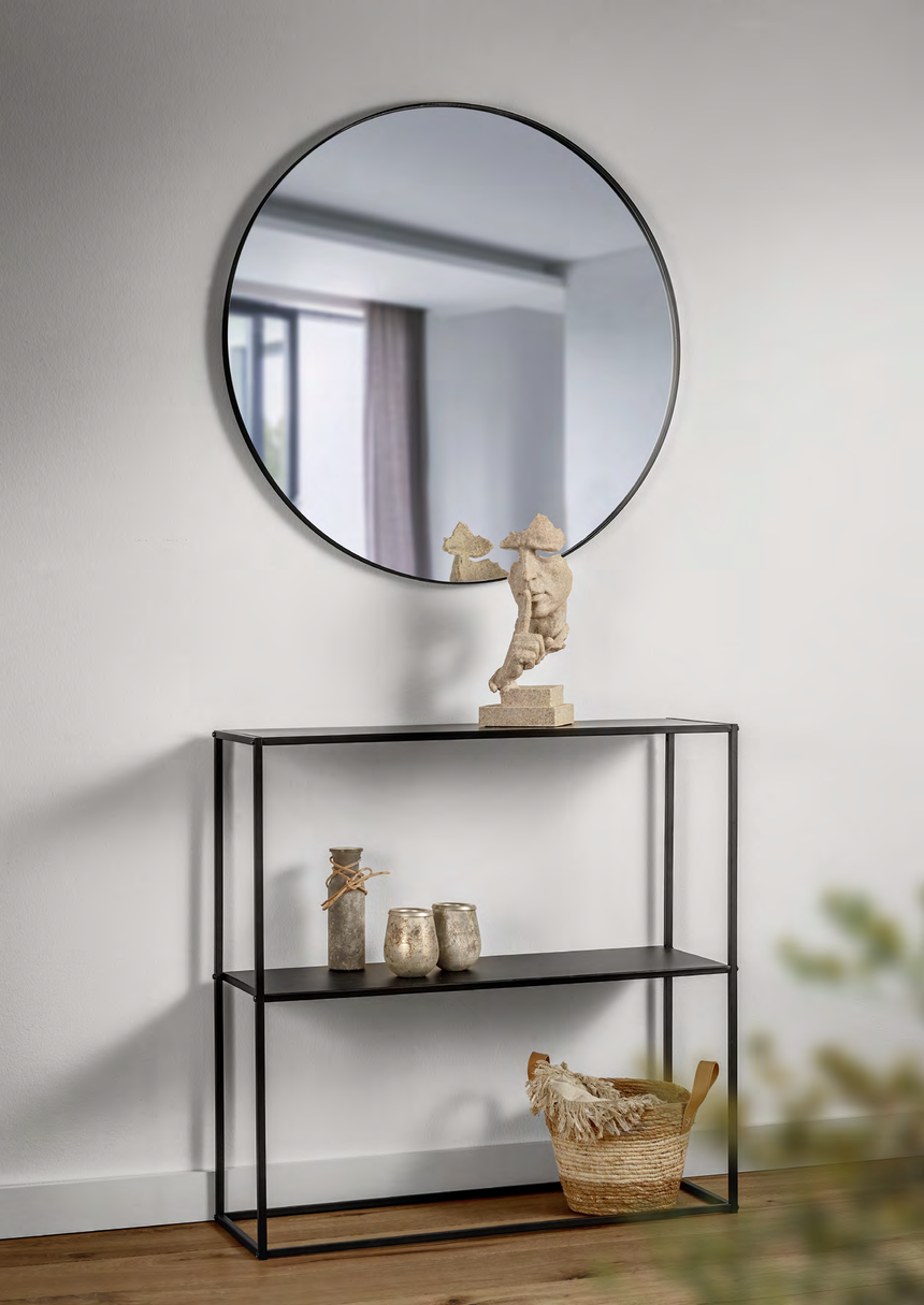 Consola Mirrors and More Chloe 1550102 de metal negro, vista completa en ambiente de recibidor