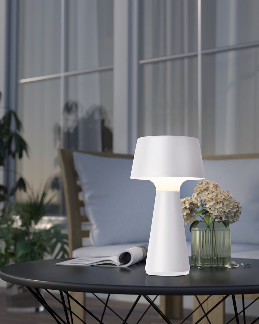 Lámpara de mesa recargable EGLO Scorrano 75795 blanca encendida en ambiente