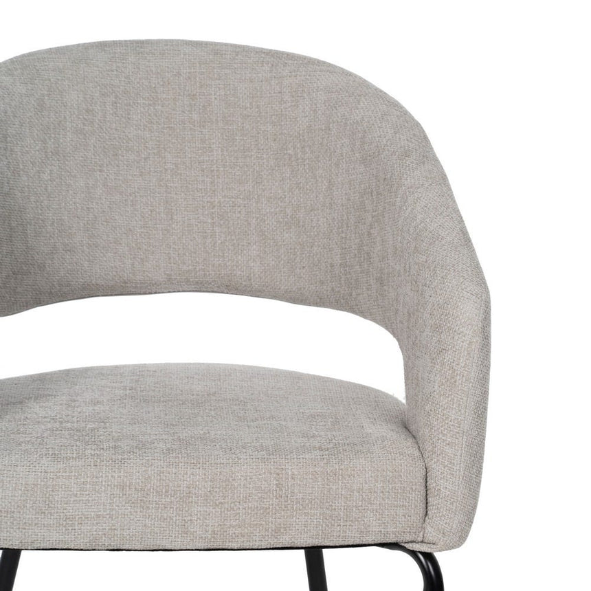 Silla IXIA 612599 tapizada gris con patas negras, detalle frontal del respaldo y asiento