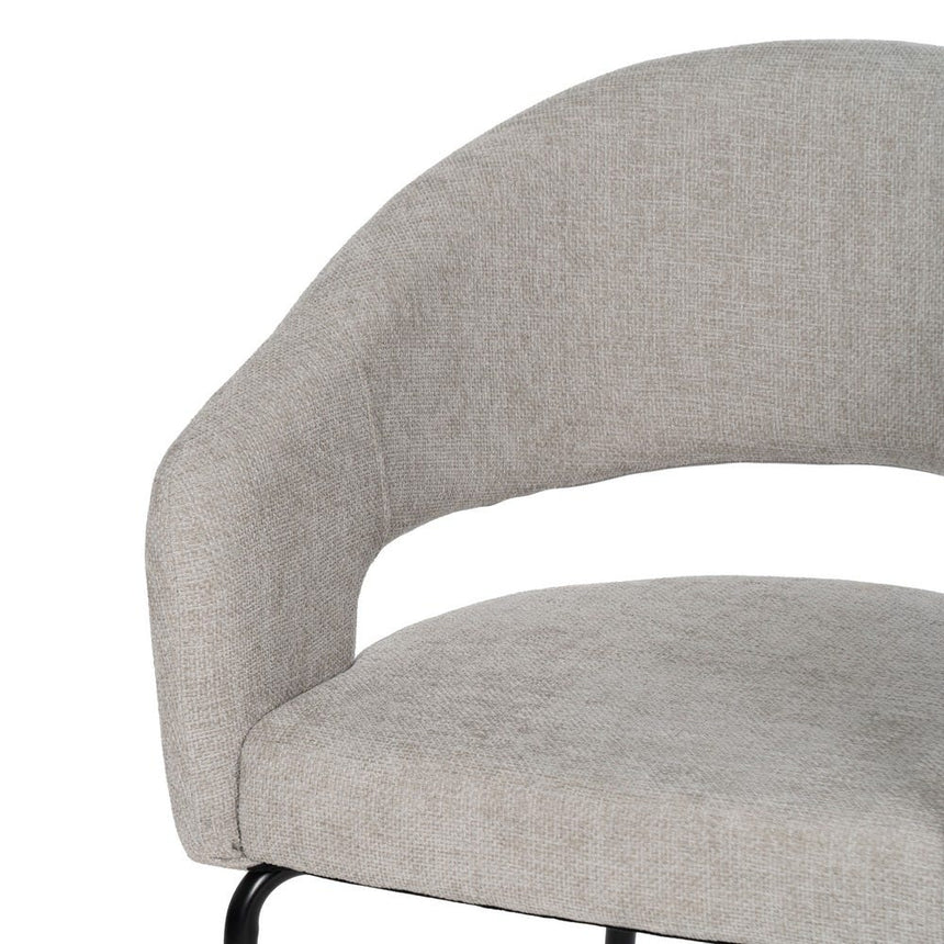 Silla IXIA 612599 tapizada gris con patas negras, detalle del brazo y asiento