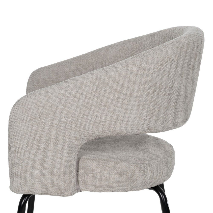 Silla IXIA 612599 tapizada gris con patas negras, detalle lateral del respaldo