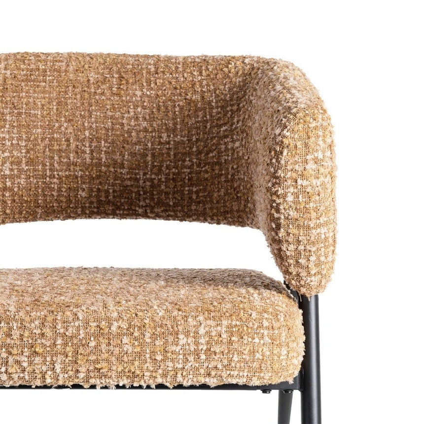 Sillón IXIA 615390 mostaza de tejido y metal, detalle frontal del tapizado y brazo