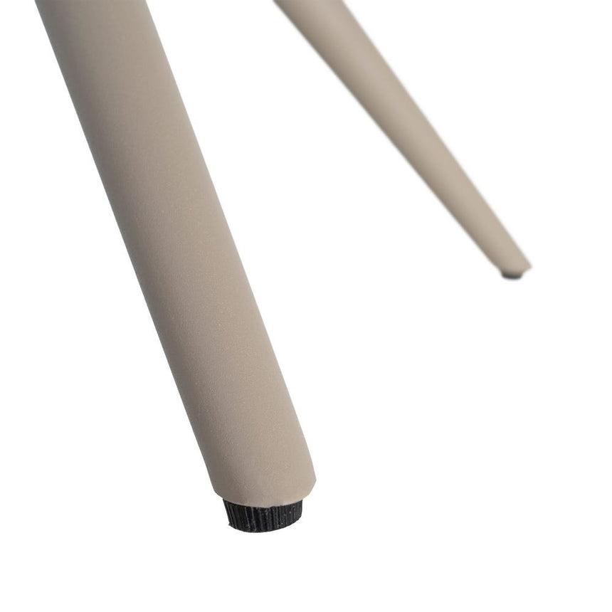 Silla giratoria IXIA 617029 marrón, detalle del apoyo de una pata