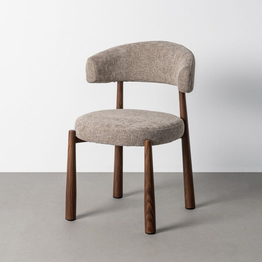 Silla IXIA 617054 tapizada taupe con estructura metálica marrón, ambiente frontal