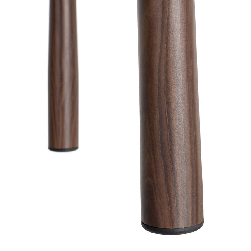 Silla IXIA 617054 tapizada taupe con estructura metálica marrón, detalle de las patas
