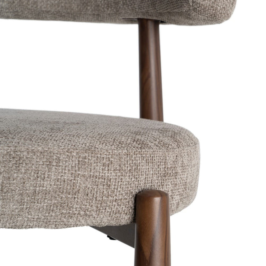 Silla IXIA 617054 tapizada taupe con estructura metálica marrón, detalle del asiento y la estructura