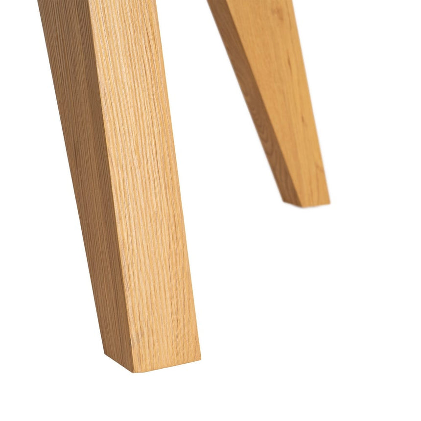 Detalle de las patas inclinadas de la mesa IXIA 617063