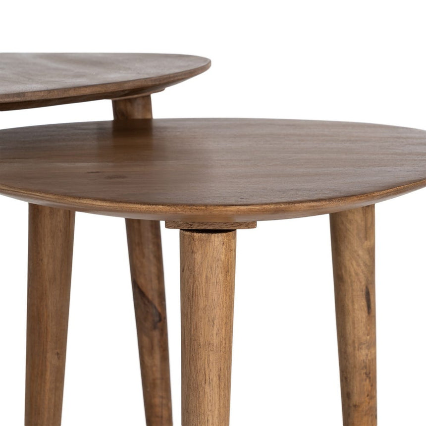 Detalle de los tableros y las patas de madera de mango de IXIA 617146