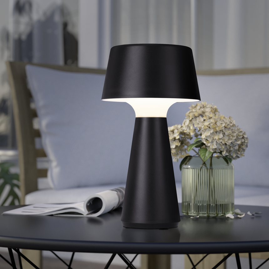 Lámpara de mesa recargable EGLO Scorrano 75796 negra encendida en ambiente de salón