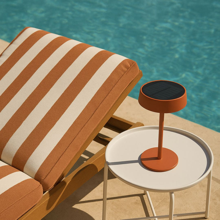 Lámpara solar de mesa EGLO Simeri 75879 terracota en ambiente de terraza