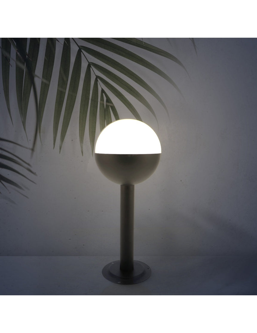 Baliza de exterior LEDME Cam LM7314 negra vista completa en un jardín de noche