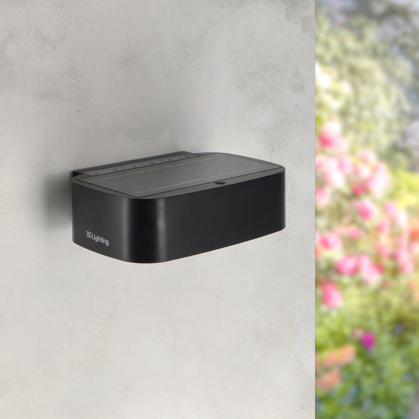 Aplique solar Plit GA7382 negro instalado en pared con panel solar visible