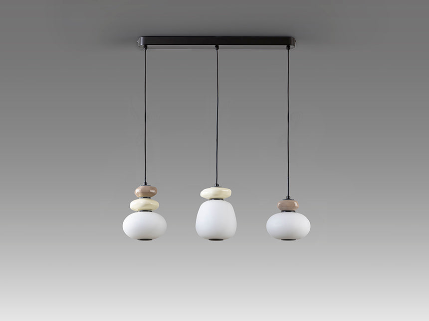 Schuller Mirta 862677 apagada, vista frontal de las tres tulipas de cristal opal blanco y sus adornos de cerámica