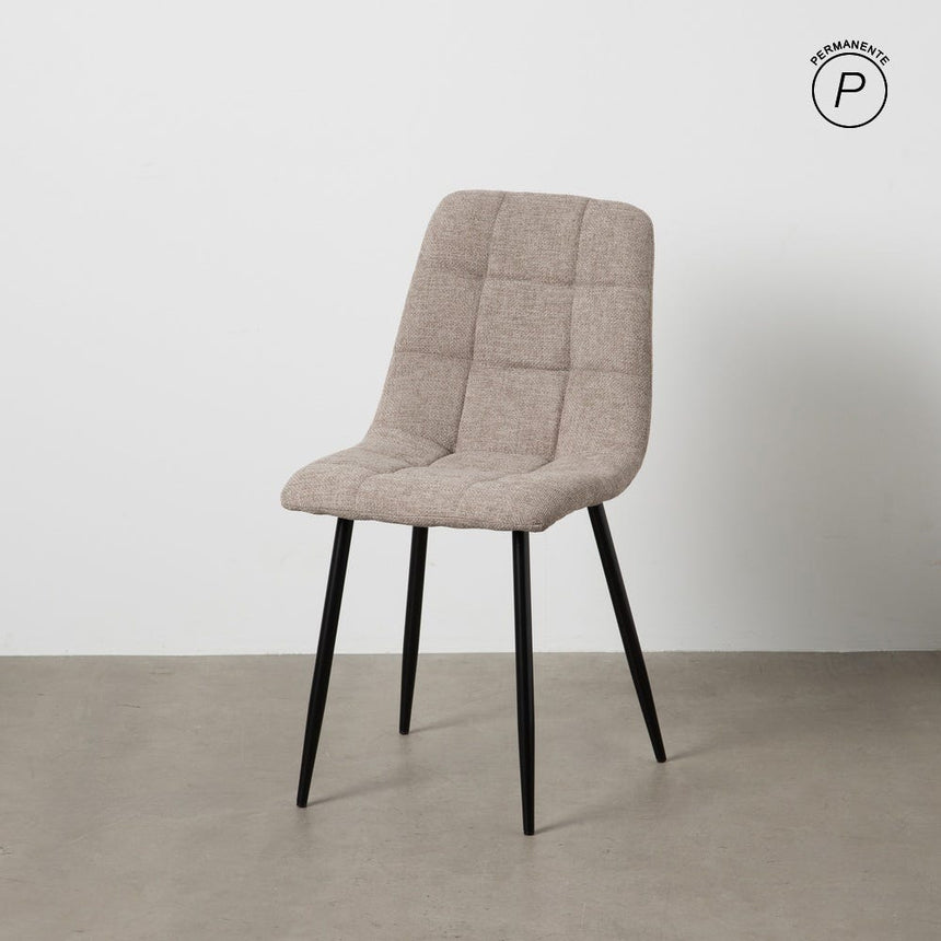 Silla IXIA 612557 tapizada taupe con patas de metal negro, vista completa centrada con ambiente de pared y suelo
