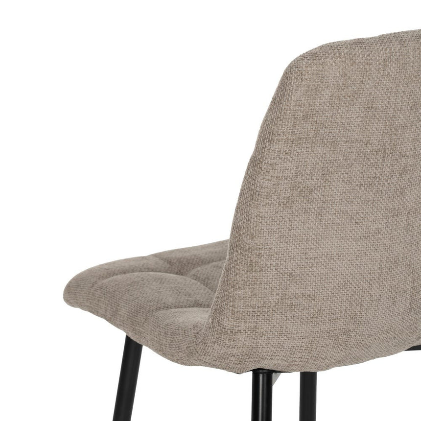 Silla IXIA 612557 tapizada taupe con patas de metal negro, detalle posterior y lateral del respaldo