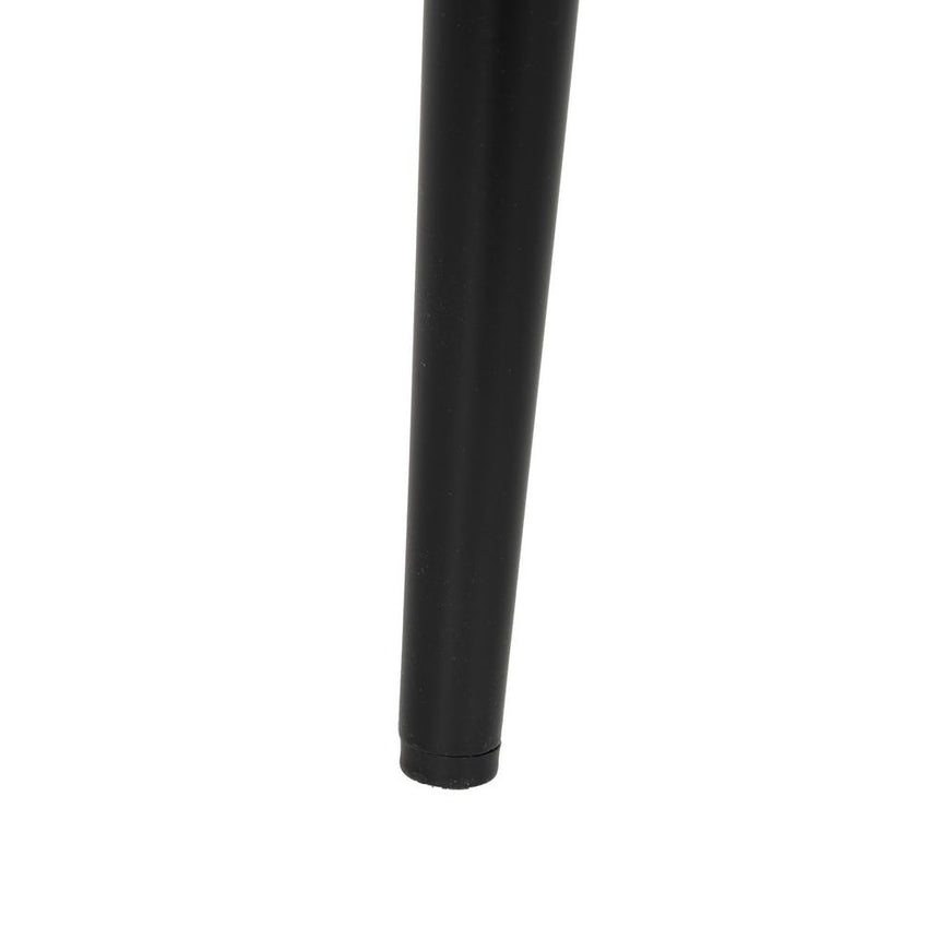 Silla IXIA 612557 tapizada taupe con patas de metal negro, detalle de patas negras y apoyos