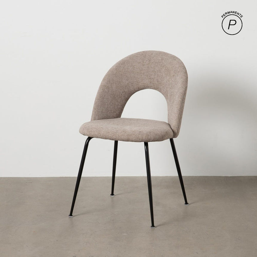 Silla IXIA 612565 tapizada taupe con respaldo abierto y patas de hierro negro, vista completa centrada con ambiente de pared y suelo