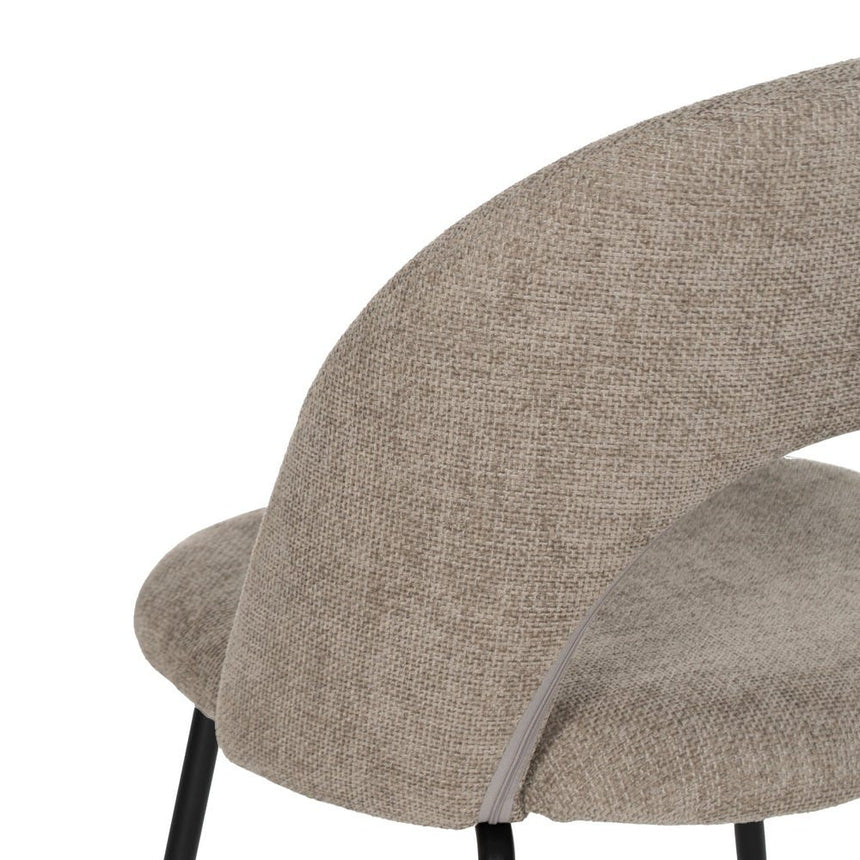 Silla IXIA 612565 tapizada taupe con respaldo abierto y patas de hierro negro, detalle posterior y lateral del respaldo
