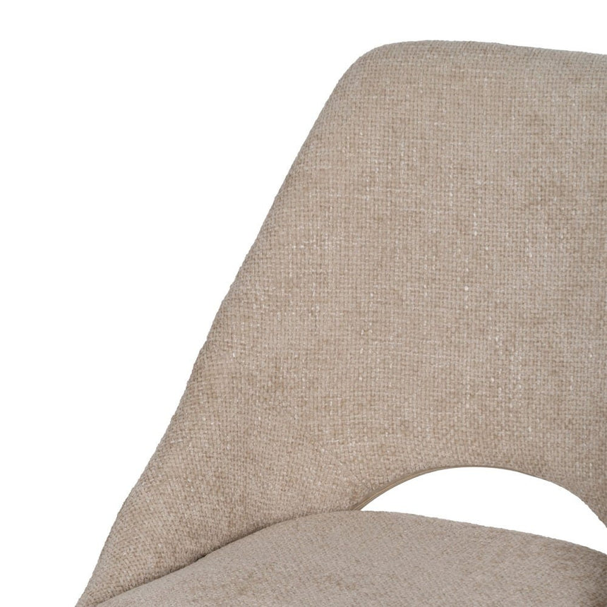 Silla IXIA 612644 tapizada crema con estructura metálica oscura, detalle lateral del respaldo