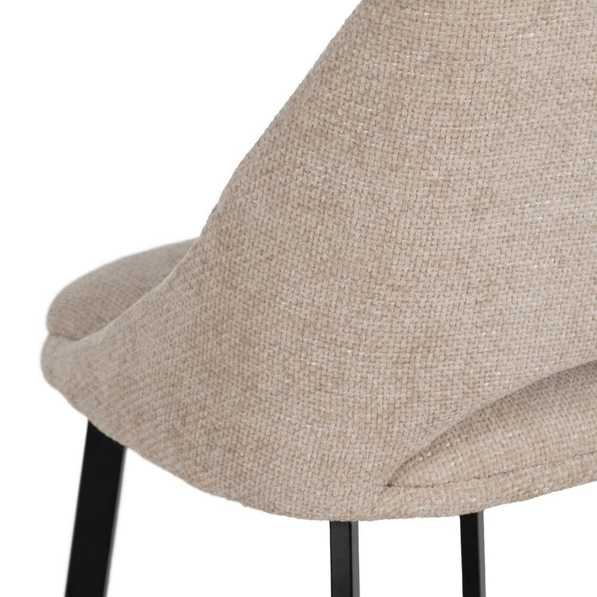 Silla IXIA 612644 tapizada crema con estructura metálica oscura, detalle posterior