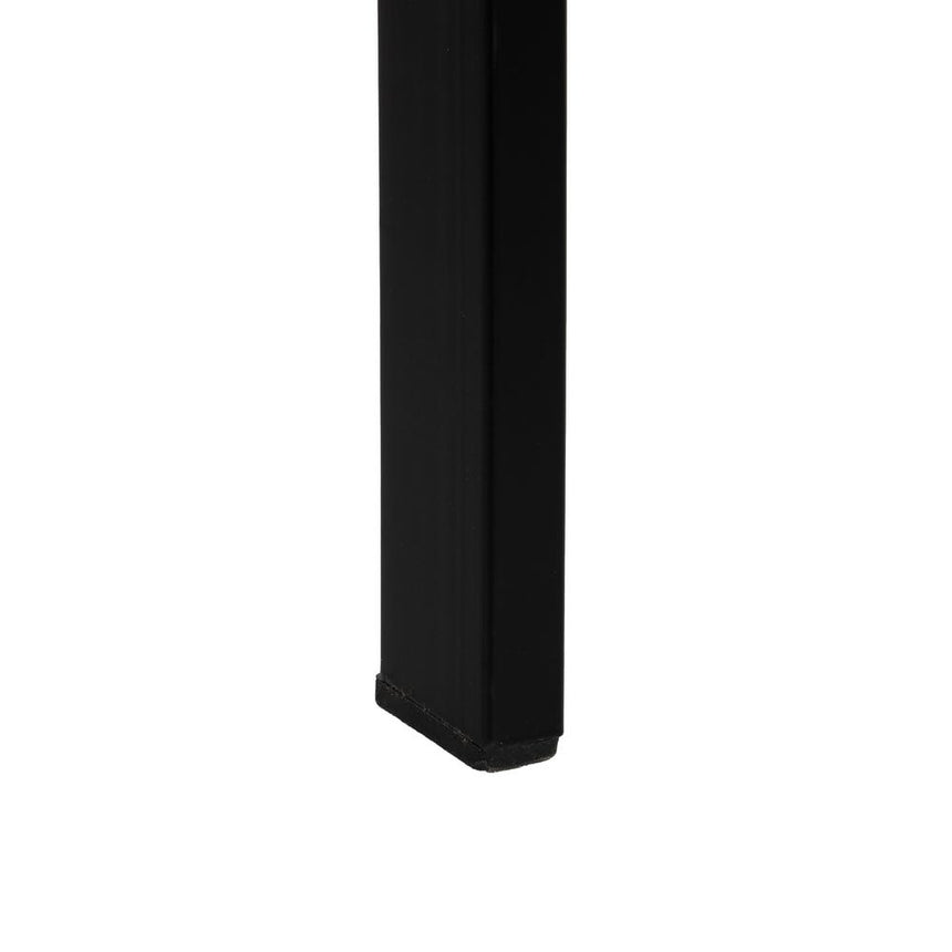 Silla IXIA 612644 tapizada crema con estructura metálica oscura, detalle de la pata