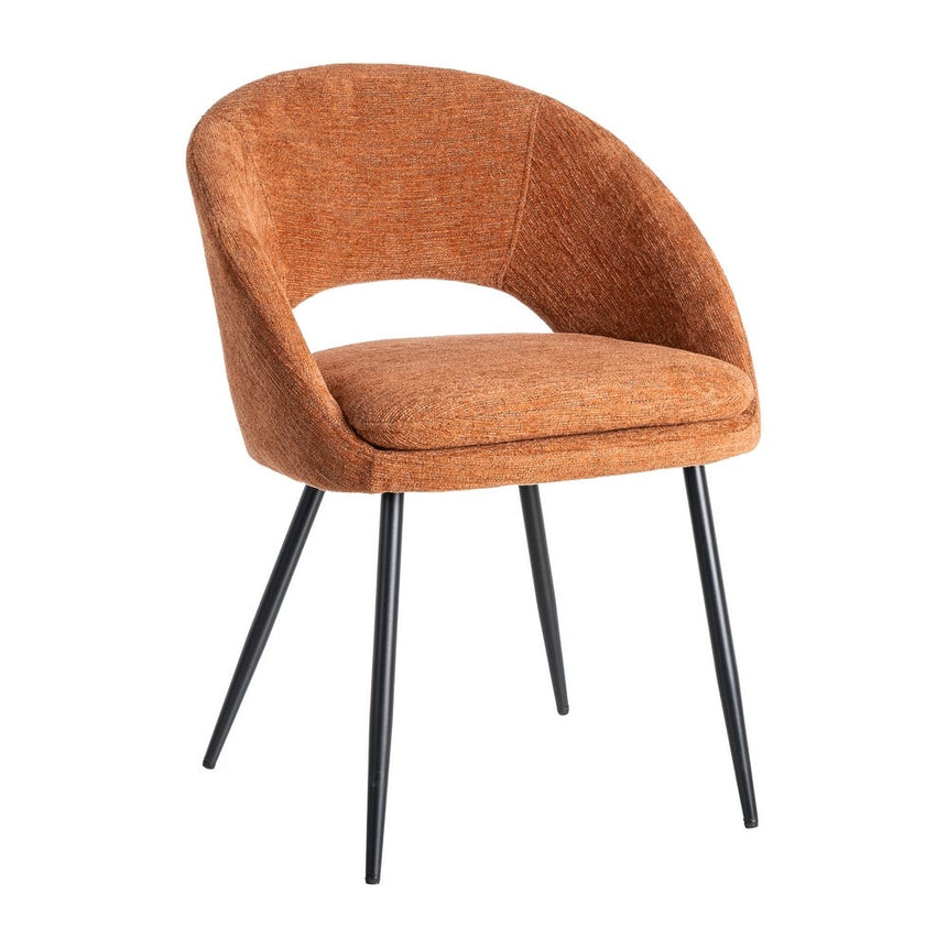 Silla IXIA 615396 tapizada calabaza con patas de hierro negro, vista frontal en diagonal