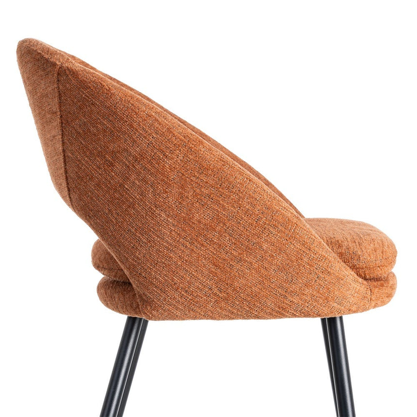 Silla IXIA 615396 tapizada calabaza con patas de hierro negro, detalle lateral