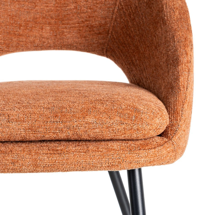 Silla IXIA 615396 tapizada calabaza con patas de hierro negro, detalle del asiento y respaldo