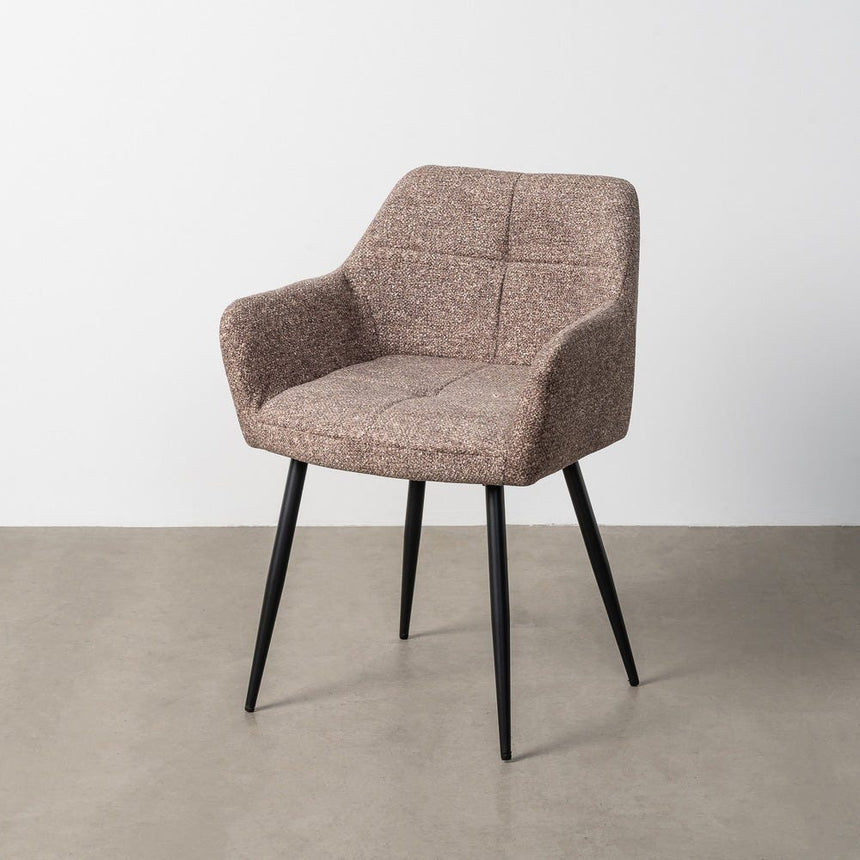 Silla IXIA 615416 tapizada jaspeado taupe con brazos y patas negras, vista completa ambientada con pared y suelo