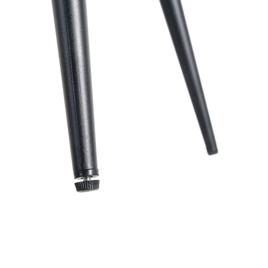 Silla IXIA 615416 tapizada jaspeado taupe con brazos y patas negras, detalle de las patas