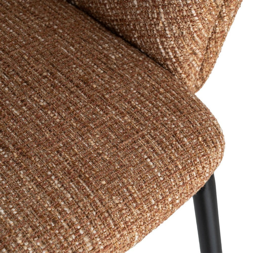 Silla con brazos IXIA 616395 tapizada moka con patas oscuras, detalle del tapizado del asiento