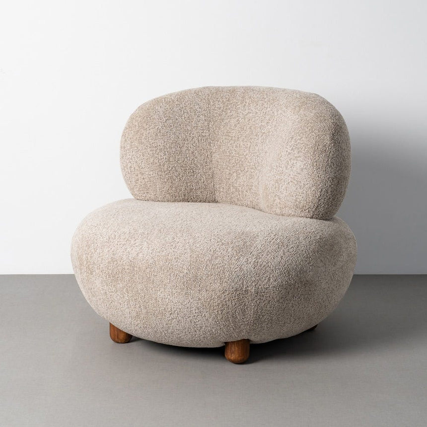 Sillón IXIA 616940 beige tapizado, vista completa centrada sobre fondo claro