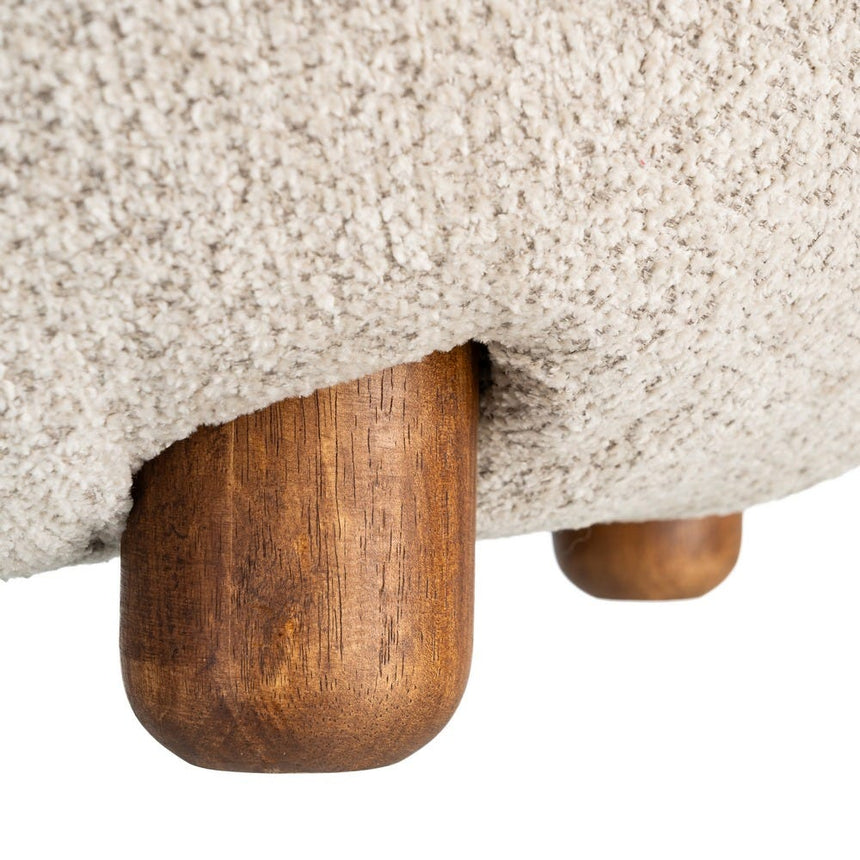 Detalle de una pata y el tapizado beige de IXIA 616940