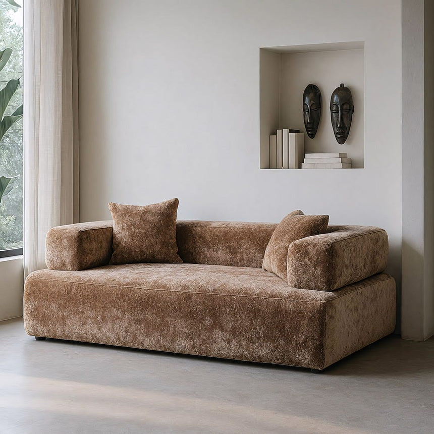 Sofá IXIA 615426 beige de 200 cm en un salón, con brazos redondeados