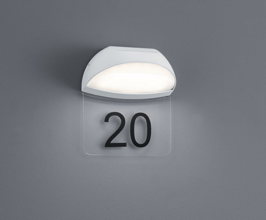 Aplique de exterior Trio Muga 228360101 blanco, iluminado sobre pared con placa transparente para numeración