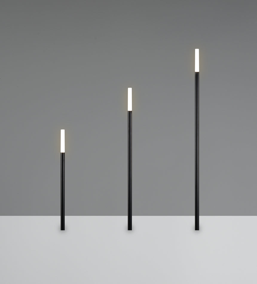 Trio Stick R45853632, las tres piquetas negras encendidas
