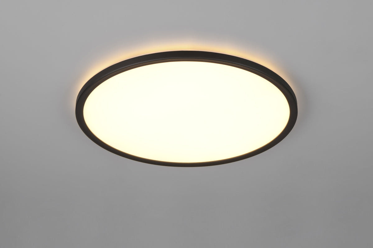 Plafón de techo Trio Joko LED CCT en negro instalado en un dormitorio