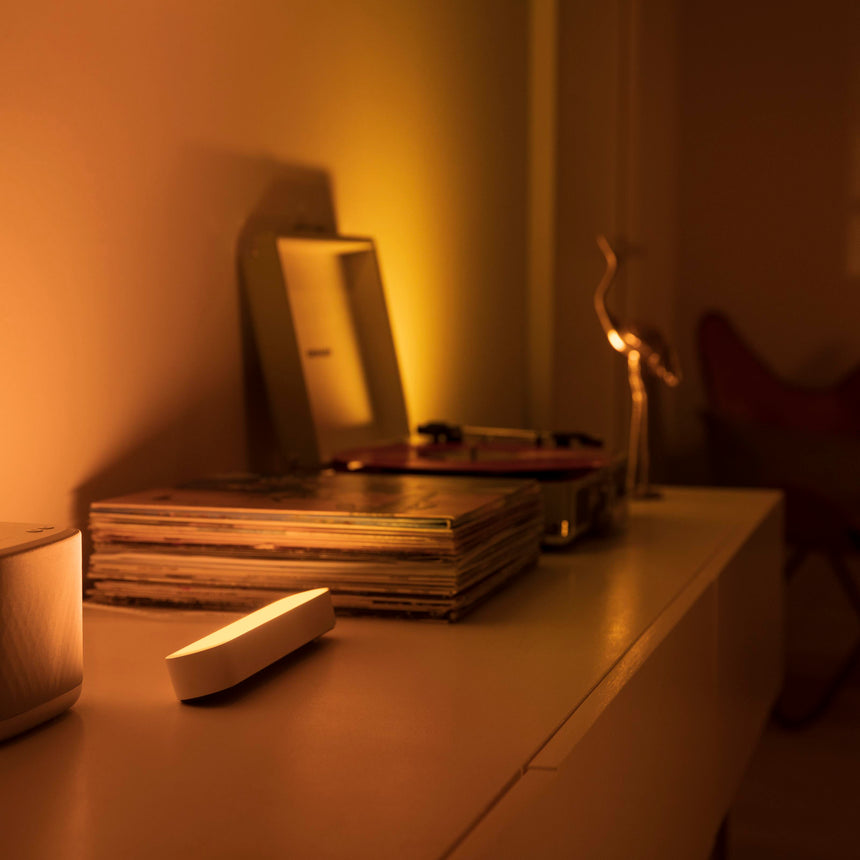 Philips Hue White and Color Ambiance Lámpara de mesa Play blanco RGBW 7W 7820131P7 530lm - imagen 4