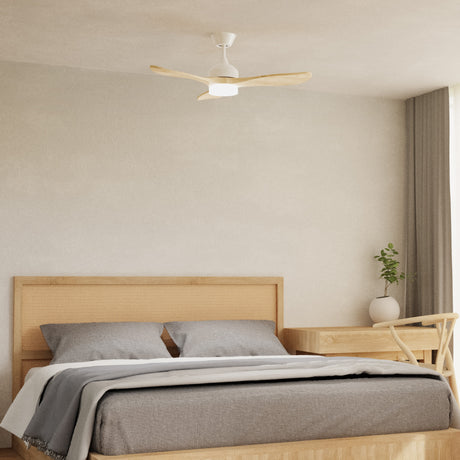 Ventilador de techo LedsC4 Calar blanco madera clara motor DC Ø132cm VE-0023-BLA para salón y dormitorio