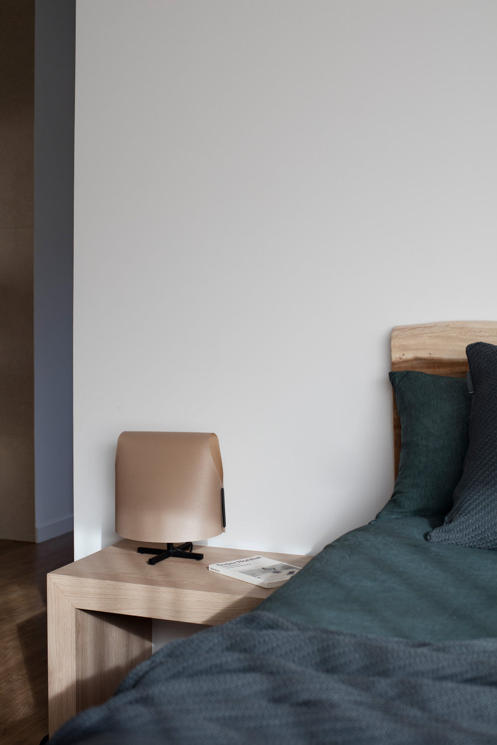 Faro LUANG S Lámpara sobremesa negra/camel 23001-58