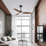 Ventilador Mahon negro y madera oscura instalado en un salón
