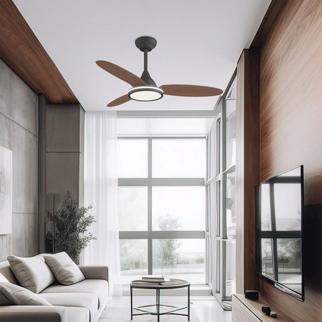 Ventilador Mahon negro y madera oscura instalado en un salón