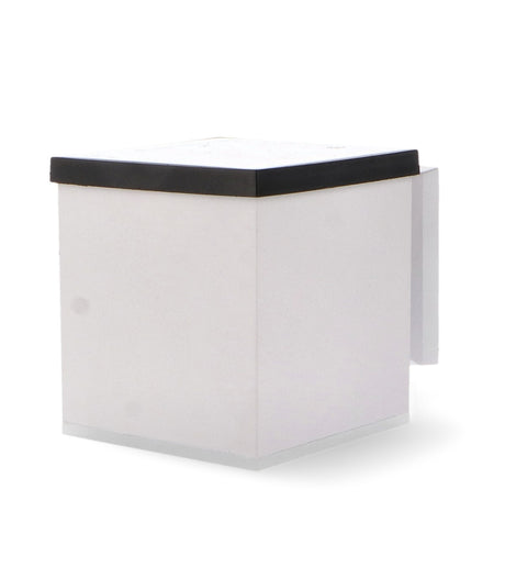 Aplique solar LEDME Jano LM6439 blanco, vista de tres cuartos sobre fondo blanco