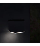 Aplique solar LEDME Jano LM6439 instalado en pared, vista encendida de noche