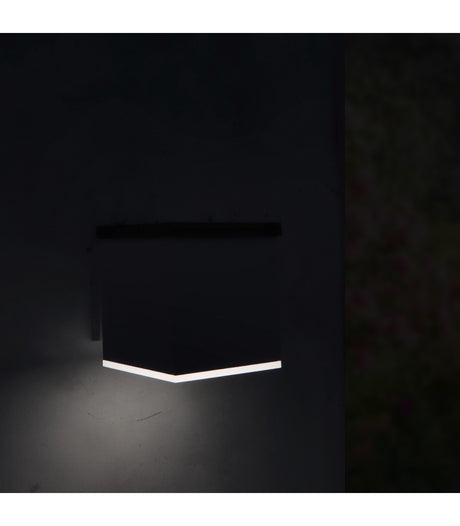 Aplique solar LEDME Jano LM6439 instalado en pared, vista encendida de noche