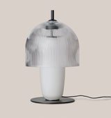 Lámpara de sobremesa Aromas Holm S1321 con cristal transparente estriado, cuerpo opal y metal negro