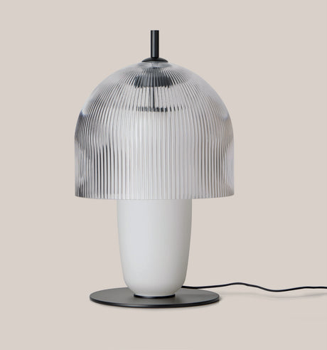 Lámpara de sobremesa Aromas Holm S1321 con cristal transparente estriado, cuerpo opal y metal negro