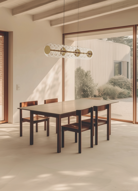 Lámpara colgante Aromas Vitree C1346/L en oro envejecido y cristal transparente, sobre una mesa de comedor